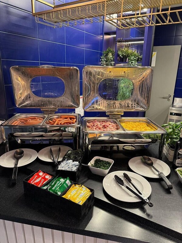 Montaje de bufé con diversos alimentos y salsas.