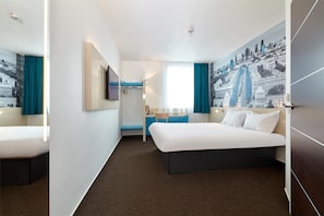 Standard Double Room, 1 Queen Bed | 1 chambre, bureau, espace de travail pour ordinateurs portables