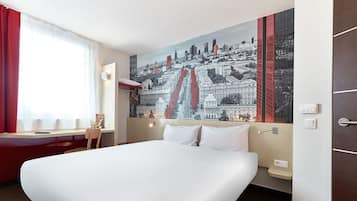 Escritorio, espacio para trabajar con laptop y cortinas blackout