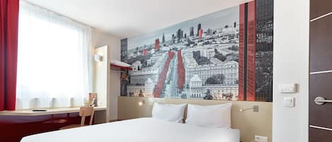 Standard Double Room, 1 Queen Bed | Escrivaninha, espaço de trabalho para notebook, cortinas blackout