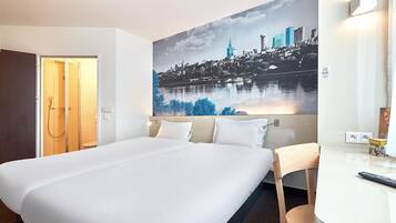 Standard Twin Room, 2 Twin Beds | Meja, ruang kerja komputer riba, langsir/tirai gelap terus