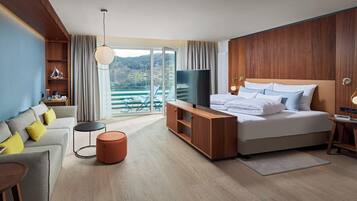 Suite, Lakeside | Hypo-allergenic bedding, in-room safe, free WiFi, bed sheets