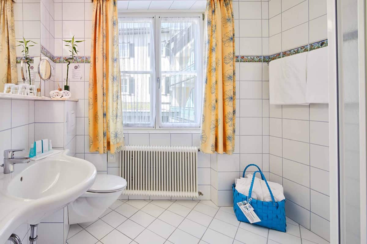 standard double room, poolside | bathroom | free toiletries, hair dryer, bathrobes, slippers