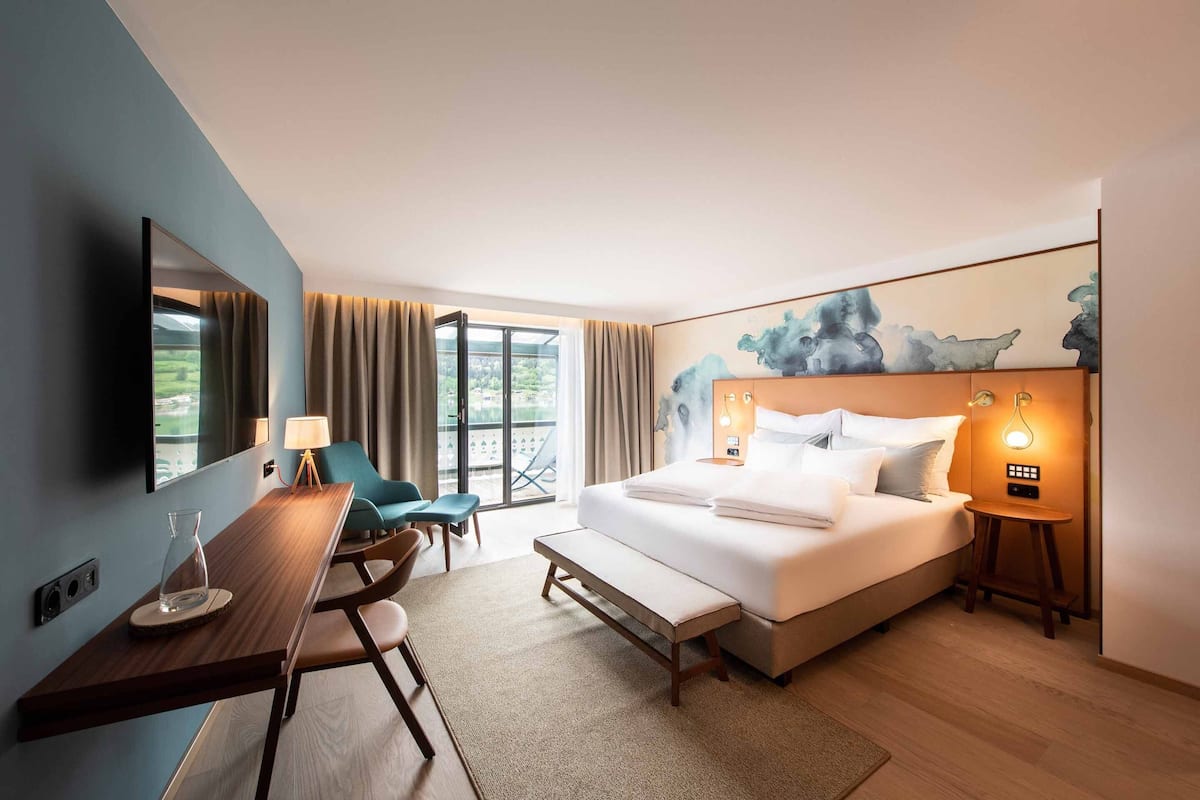 Large Junior Suite, Lake View, Lakeside | 1 bedroom, hypo-allergenic bedding, in-room safe, free WiFi