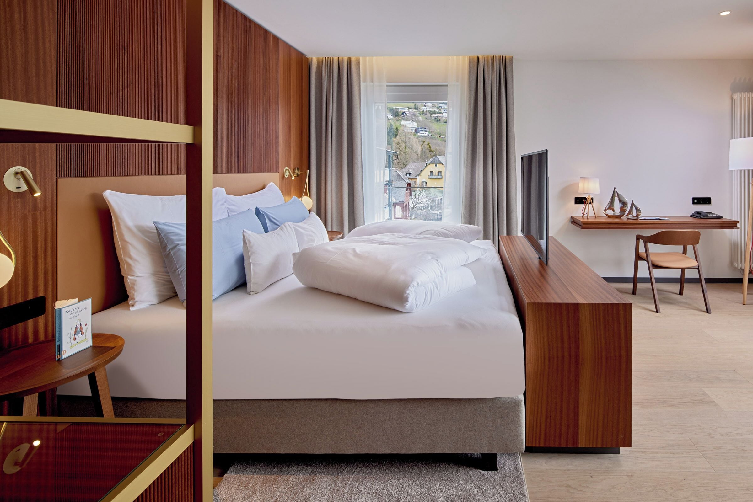 ملاءات للفراش لا تسبب الحساسية وخزنة داخل الغرفة وواي فاي مجانًا