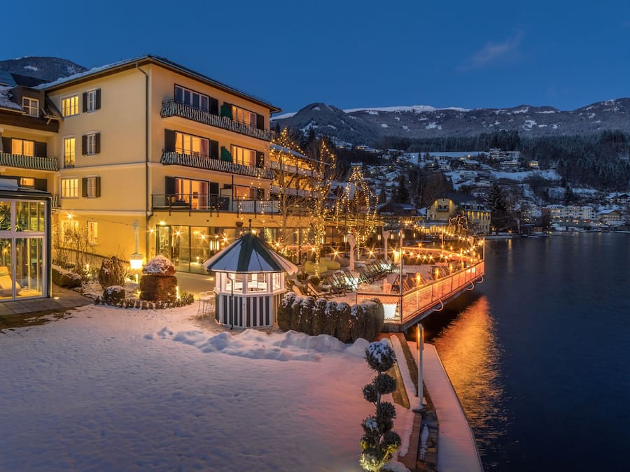 Voorkant accommodatie - avond/nacht