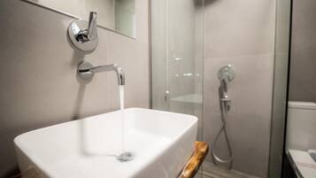 Superior Double Room | Bathroom | Shower, free toiletries, hair dryer, towels