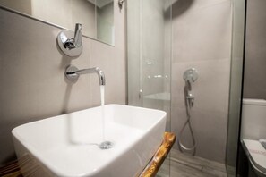 Superior tweepersoonskamer | Badkamer | Een douche, gratis toiletartikelen, een haardroger, handdoeken