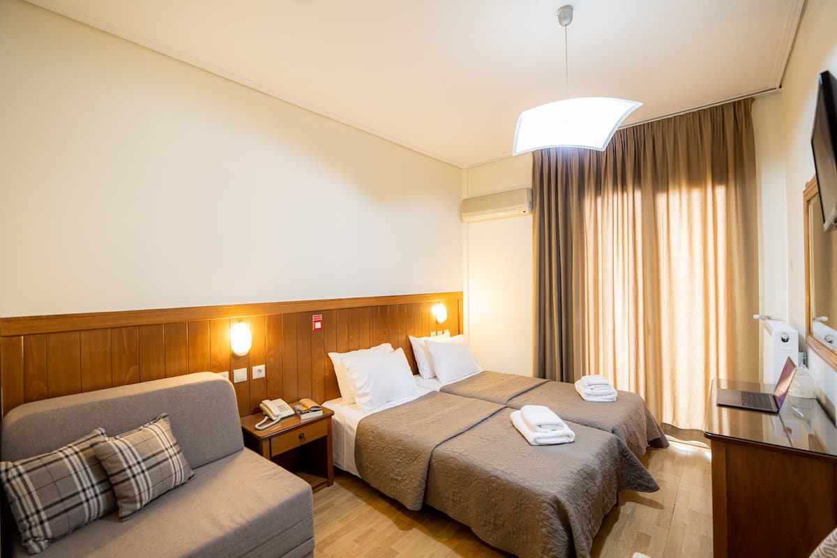 Camera con letto matrimoniale o 2 letti singoli | Una cassaforte in camera, una scrivania, Wi-Fi gratuito, lenzuola