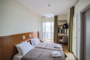 Double or Twin Room | In-room safe, desk, free WiFi, bed sheets - Philippos Hotel (Volos)