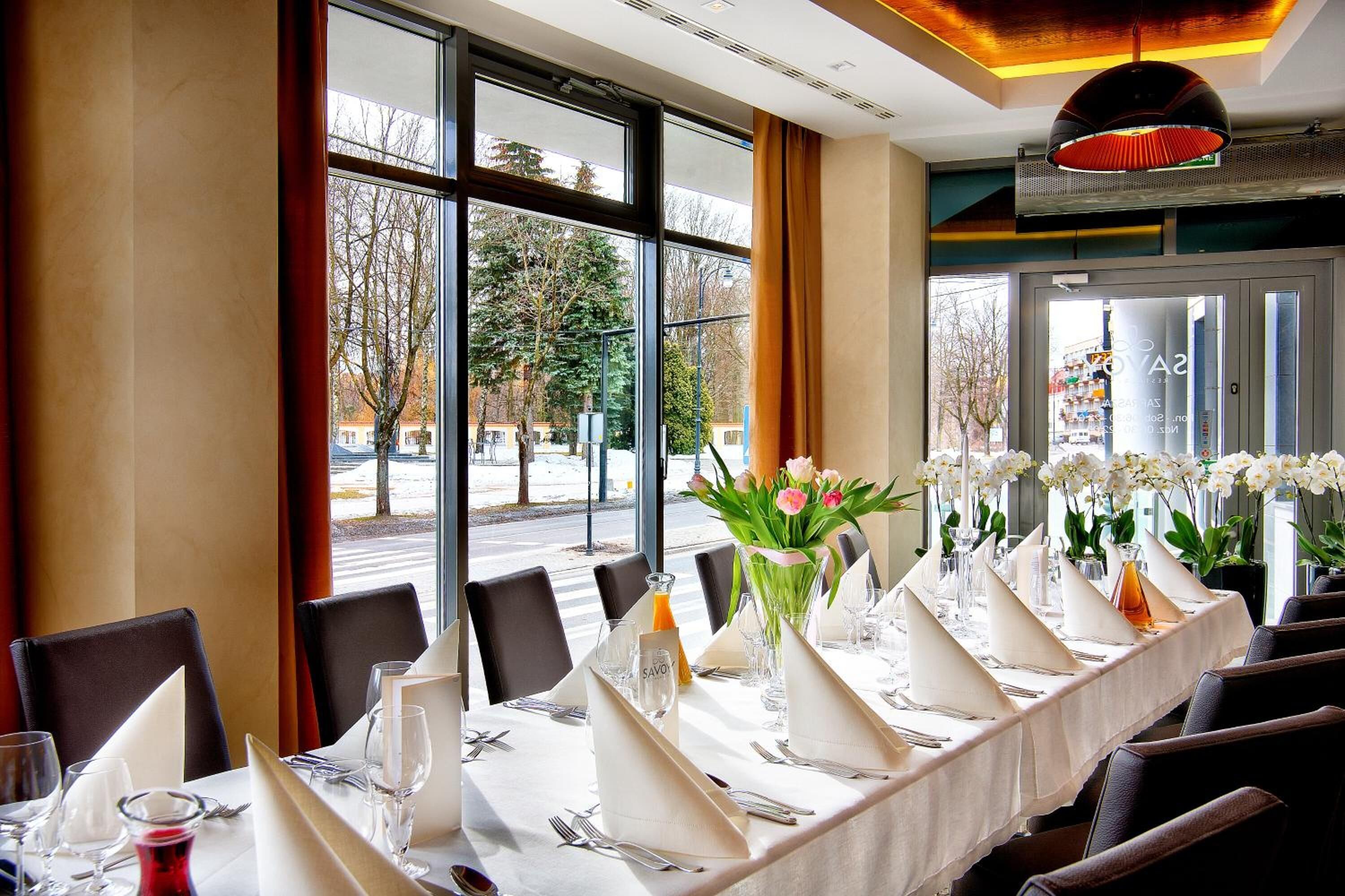 breakfast, lunch, dinner served; international cuisine