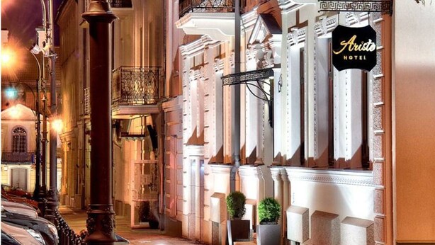 A street view of a hotel with a sign reading "Aristo Hotel." - Hotel Aristo (Bialystok)