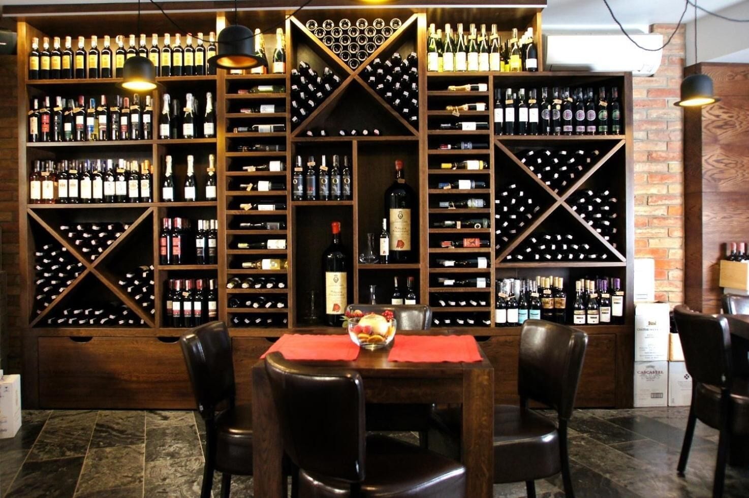 breakfast, lunch, dinner served; international cuisine