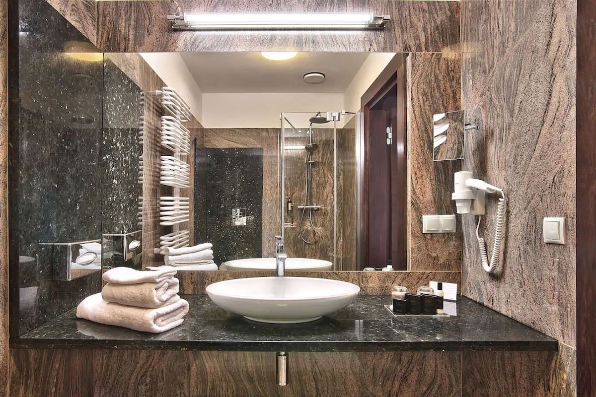 double room | bathroom | shower, free toiletries, hair dryer, towels