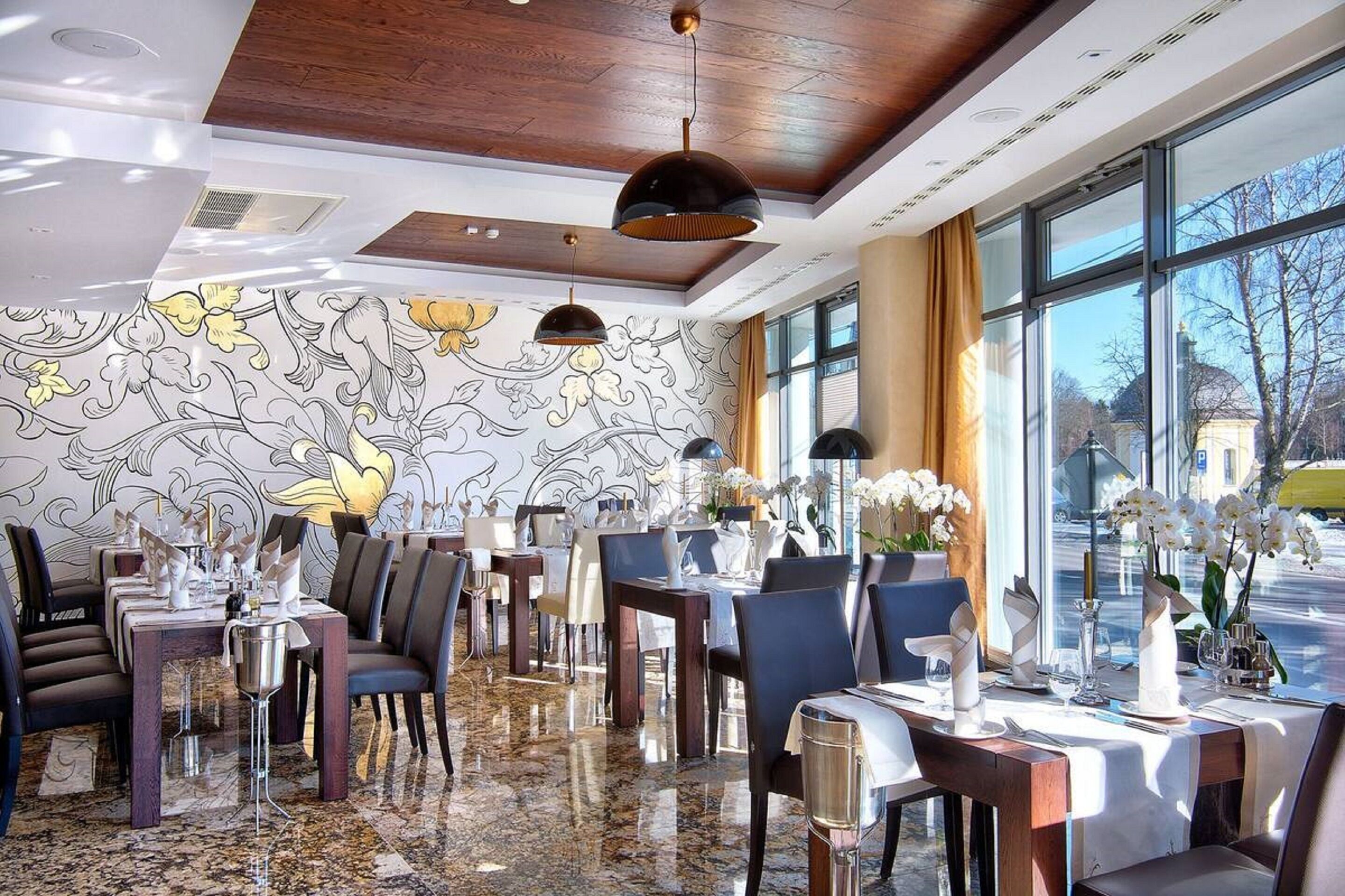 breakfast, lunch, dinner served; international cuisine