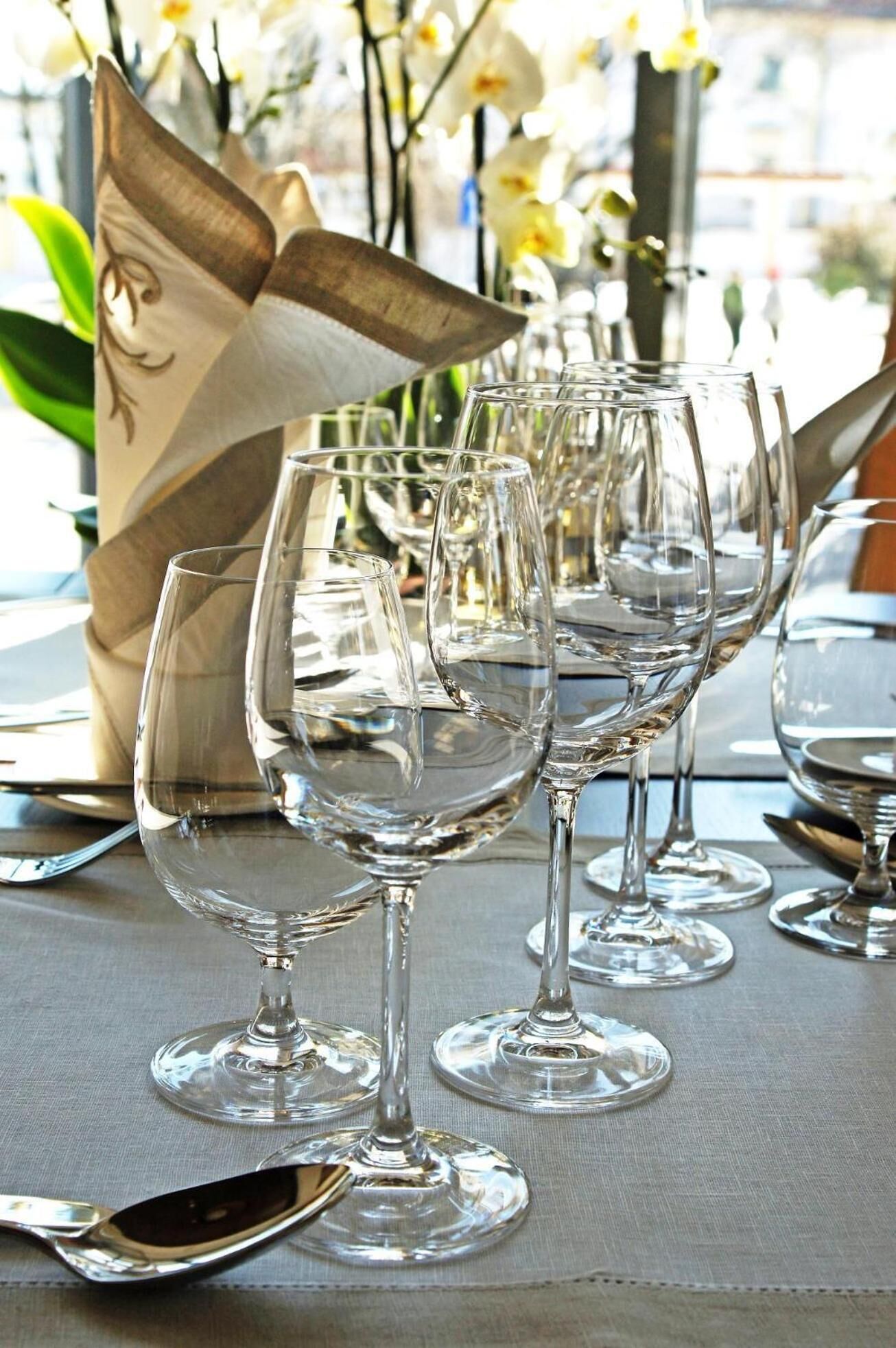 breakfast, lunch, dinner served; international cuisine