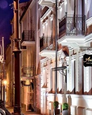 A hotel facade with classical architecture, including ornate balconies and a sign indicating it is a hotel. - Hotel Aristo (Bialystok)