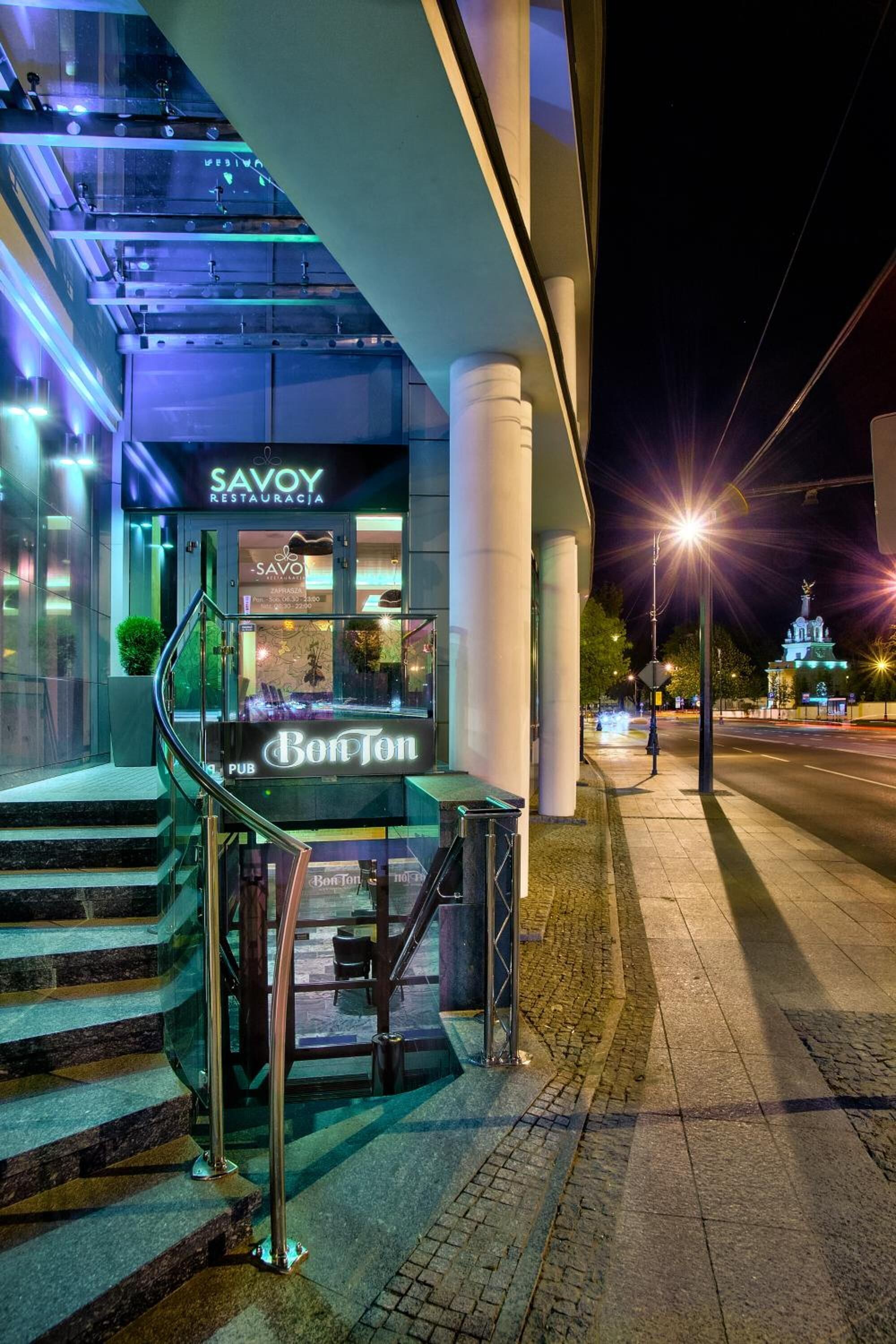 breakfast, lunch, dinner served; international cuisine