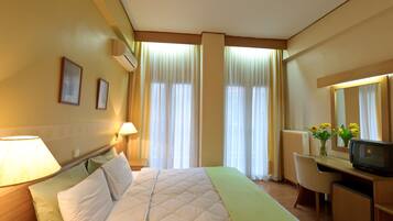 Habitación con 2 camas individuales | Minibar y caja de seguridad en la habitación