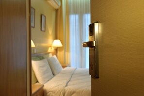 迷你吧、客房内保险箱、熨斗/熨板、免费 WiFi