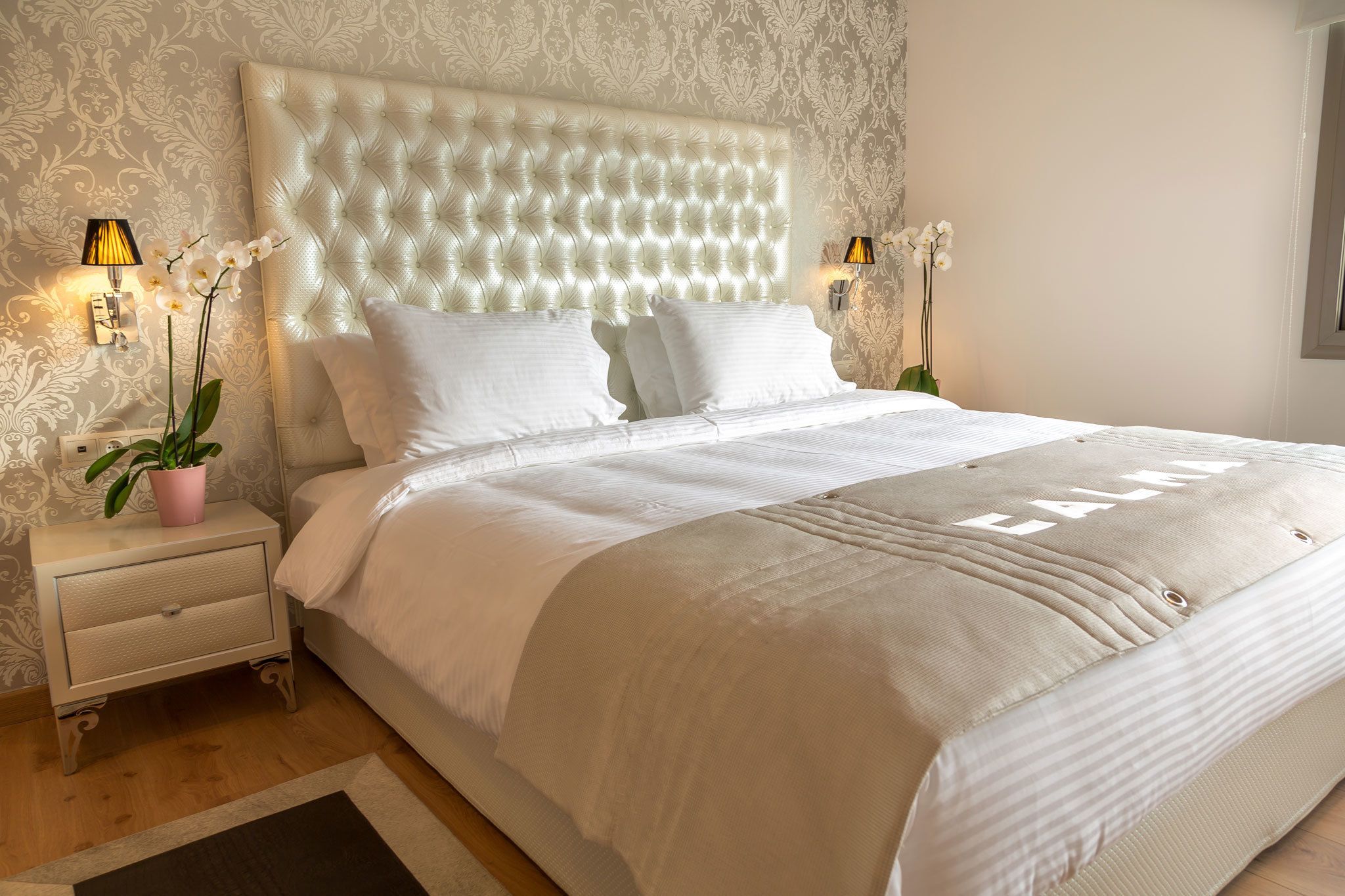 suite | premium bedding, minibar, in-room safe, desk