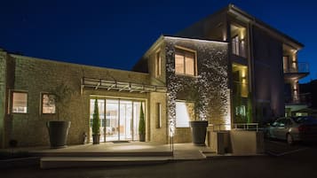 Fassade der Unterkunft – Abend/Nacht