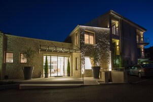 Fachada da propriedade à noite