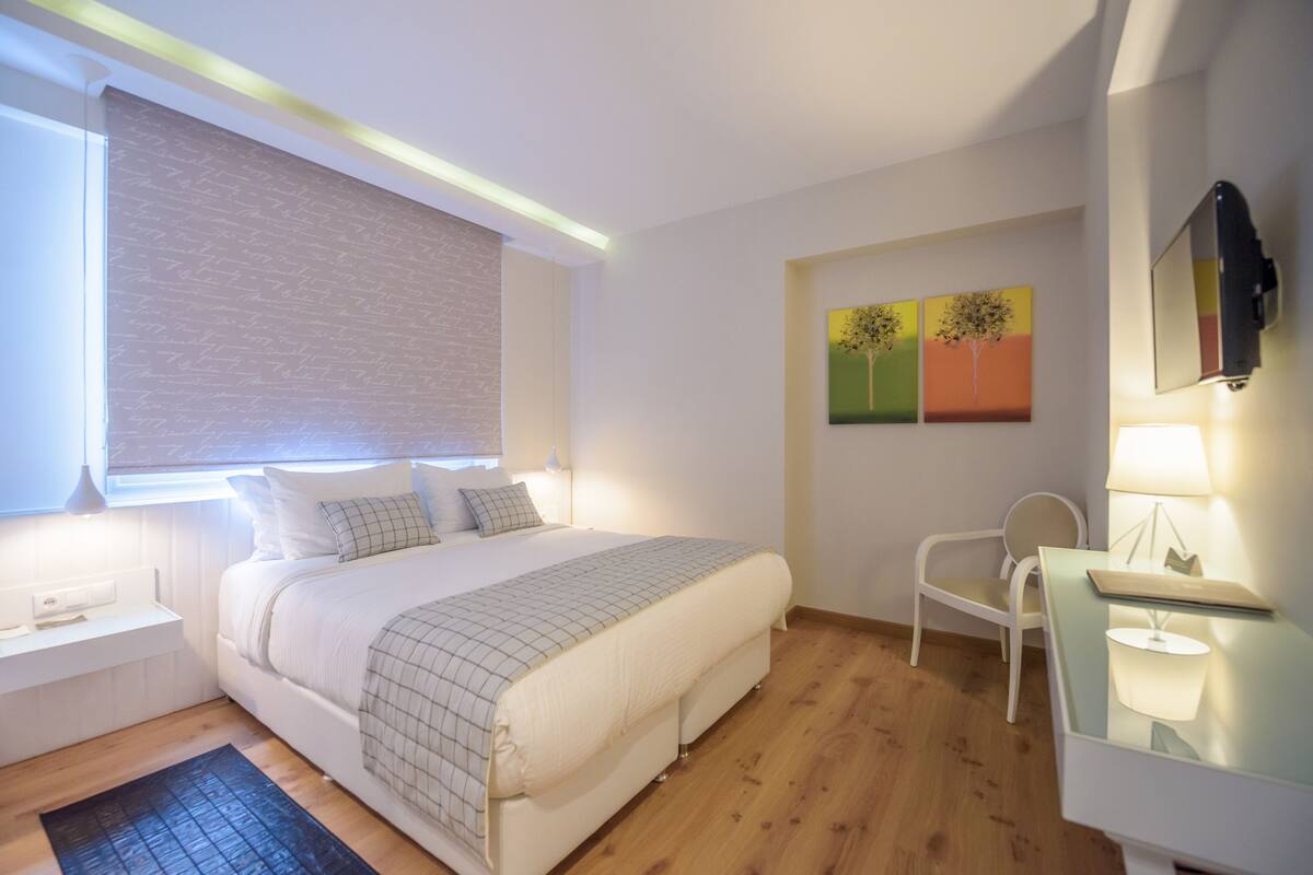 Habitación doble de uso individual | Ropa de cama de alta calidad y minibar