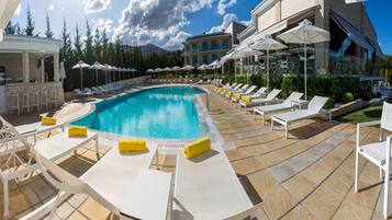 Kolam renang outdoor musiman