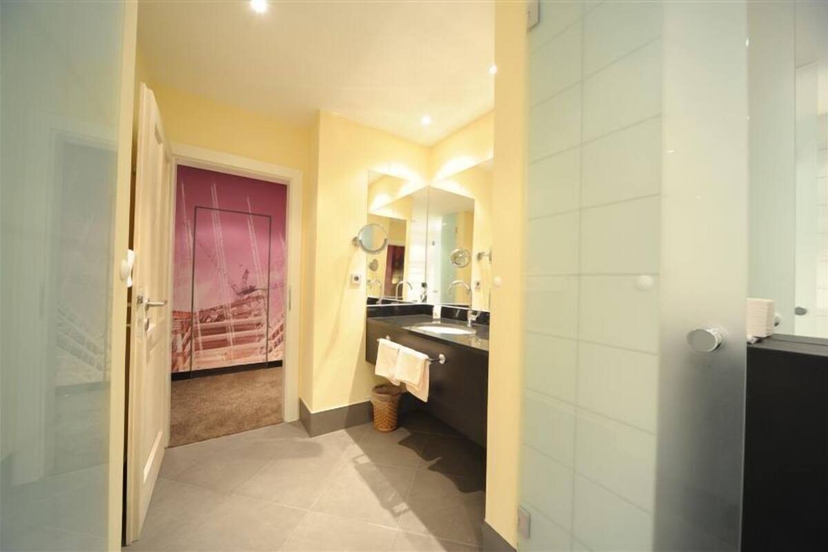 business double room single use | bathroom | free toiletries, hair dryer, bathrobes, slippers