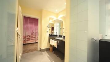 Habitación empresarial doble de uso individual | Baño | Amenidades de baño gratuitas, secadora de cabello, batas, pantuflas