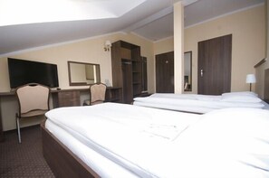 Een kluis op de kamer, een bureau, een strijkplank/strijkijzer