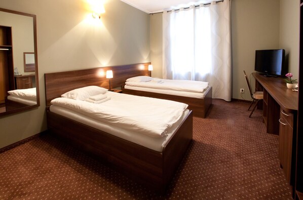 Twin kamer | Een kluis op de kamer, een bureau, een strijkplank/strijkijzer