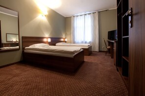 Twin kamer | Een kluis op de kamer, een bureau, een strijkplank/strijkijzer