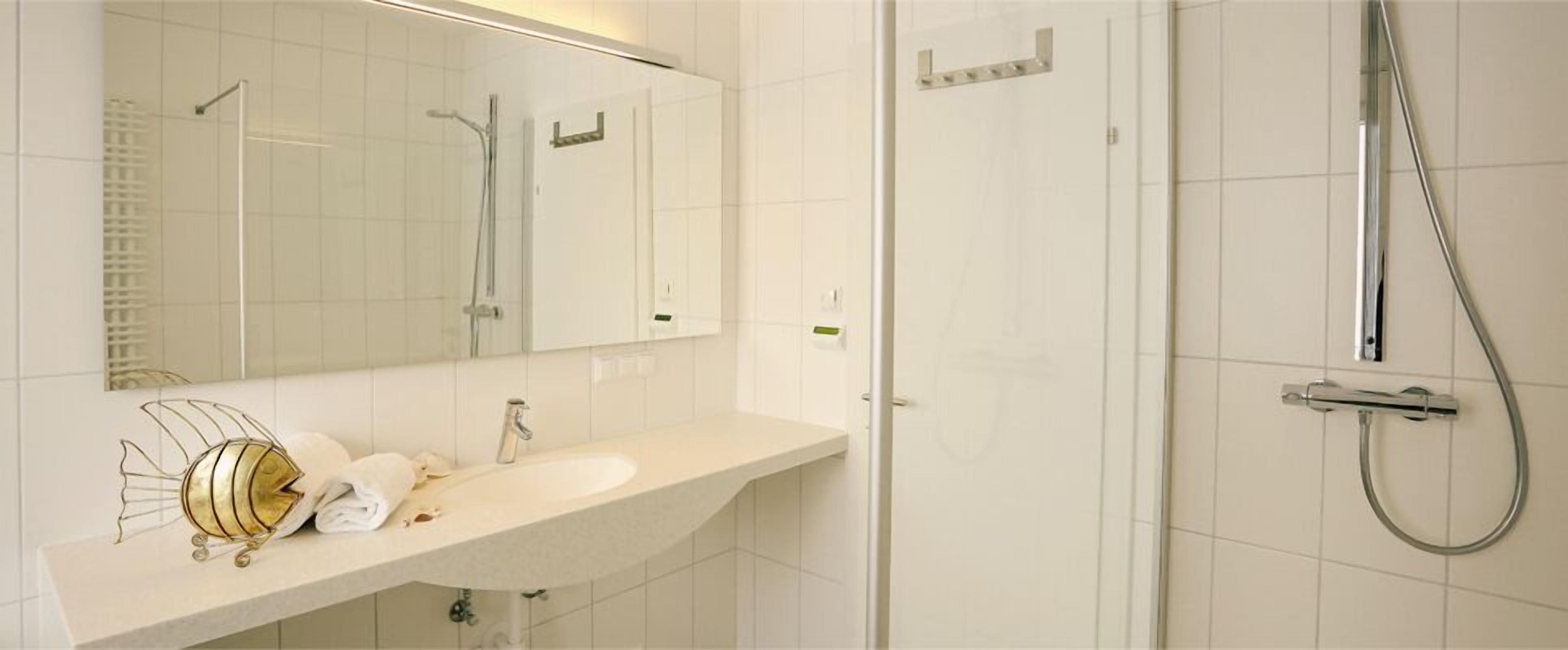 淋浴設備、吹風機、毛巾