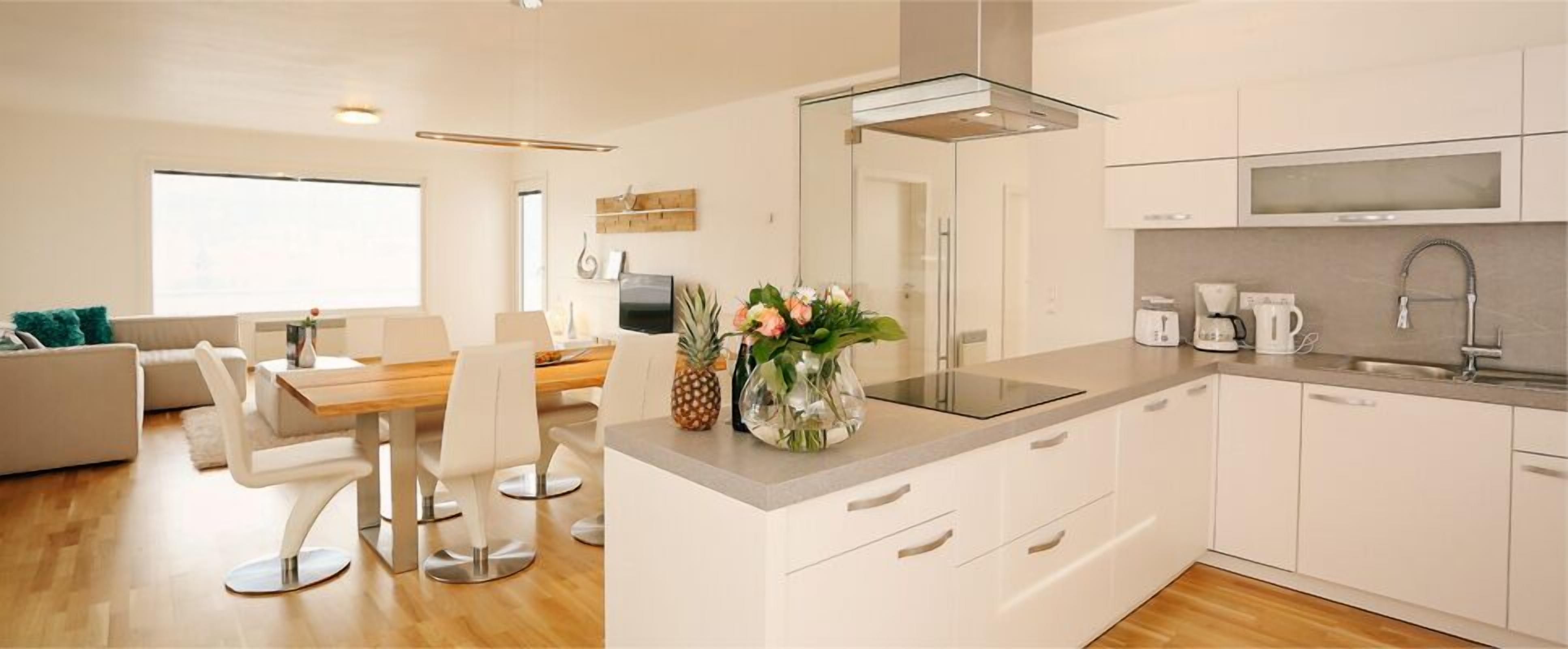 Grand réfrigérateur, micro-ondes, four, plaque de cuisson