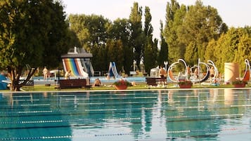 Una piscina cubierta, una piscina al aire libre de temporada