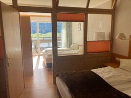Condo família, 2 quartos | Espaço de trabalho para notebook, berços (sobretaxa), berço de viagem