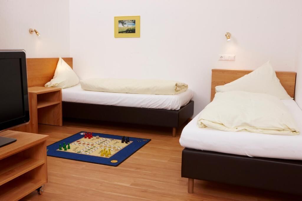 Huoneisto, parveke, järvinäköala | Kannettavalle tietokoneelle sopiva työtila, vauvansängyt