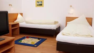 Huoneisto, parveke, järvinäköala | Kannettavalle tietokoneelle sopiva työtila, vauvansängyt