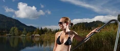 Privéstrand vlakbij, ligstoelen, parasols, snorkelen