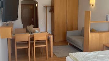 Studio Klasik, balkon, pemandangan danau | Area keluarga | TV layar datar