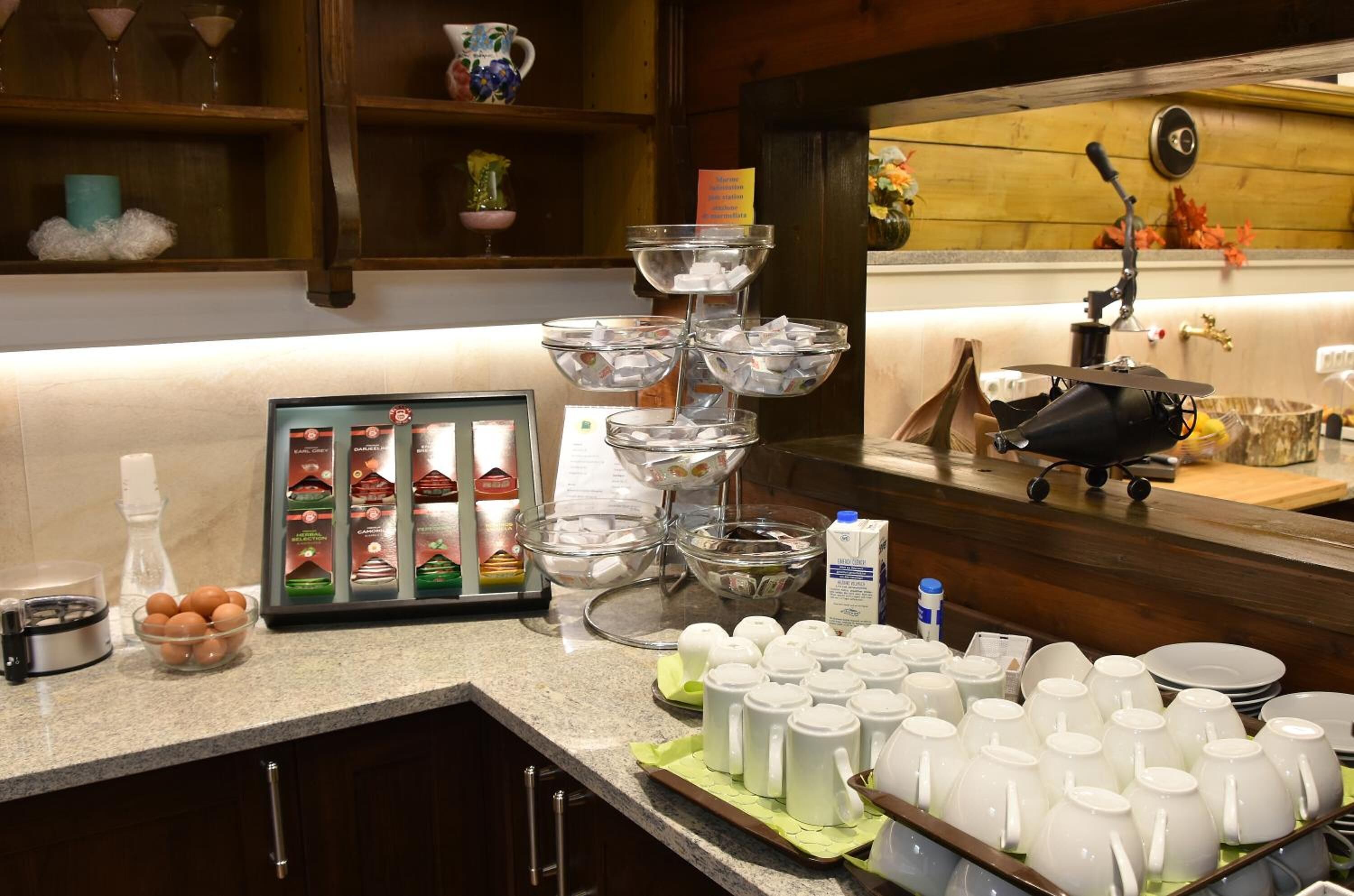 Een ontbijtbuffet met verschillende soorten eten en bestek.