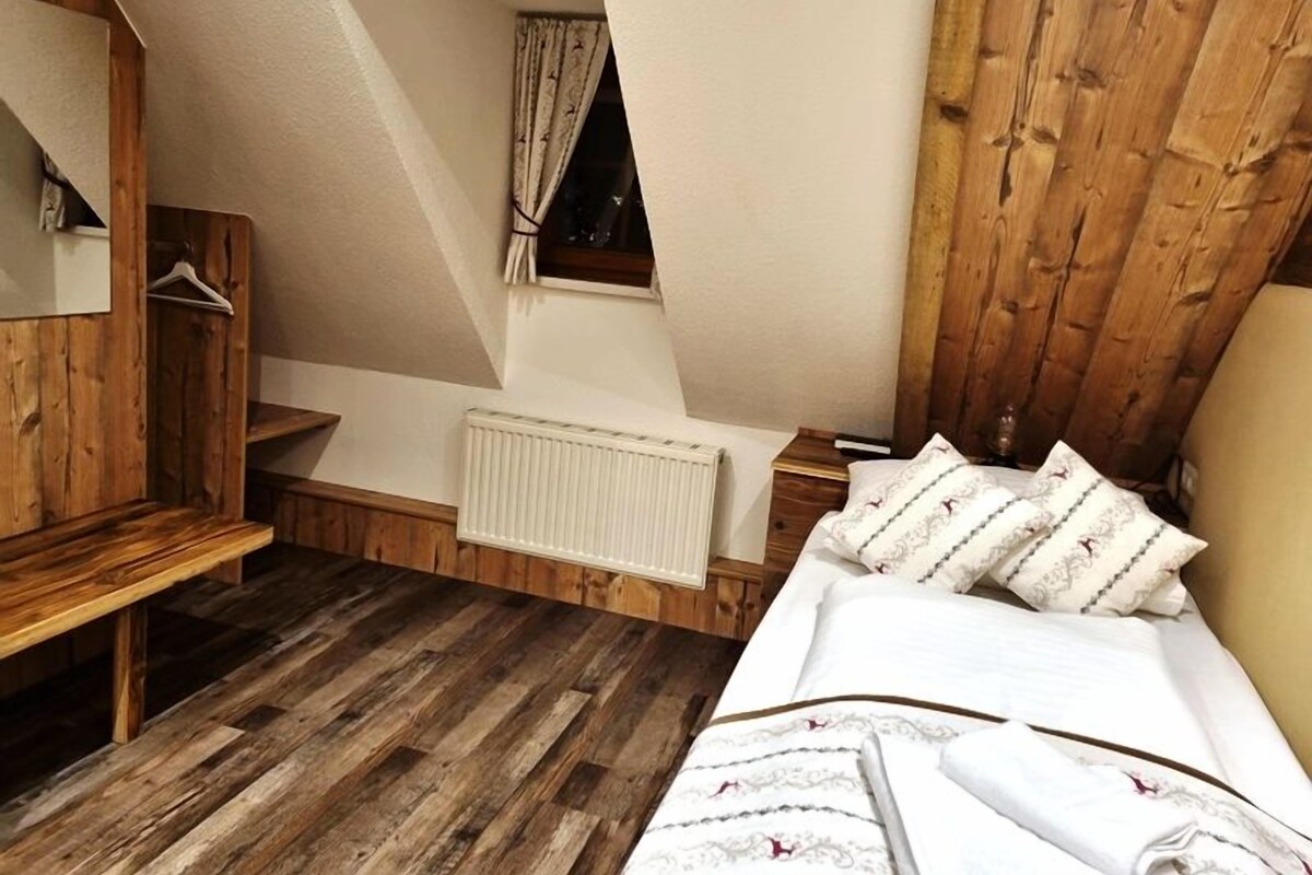 Single Room | Premium bedding, desk, laptop workspace, blackout drapes