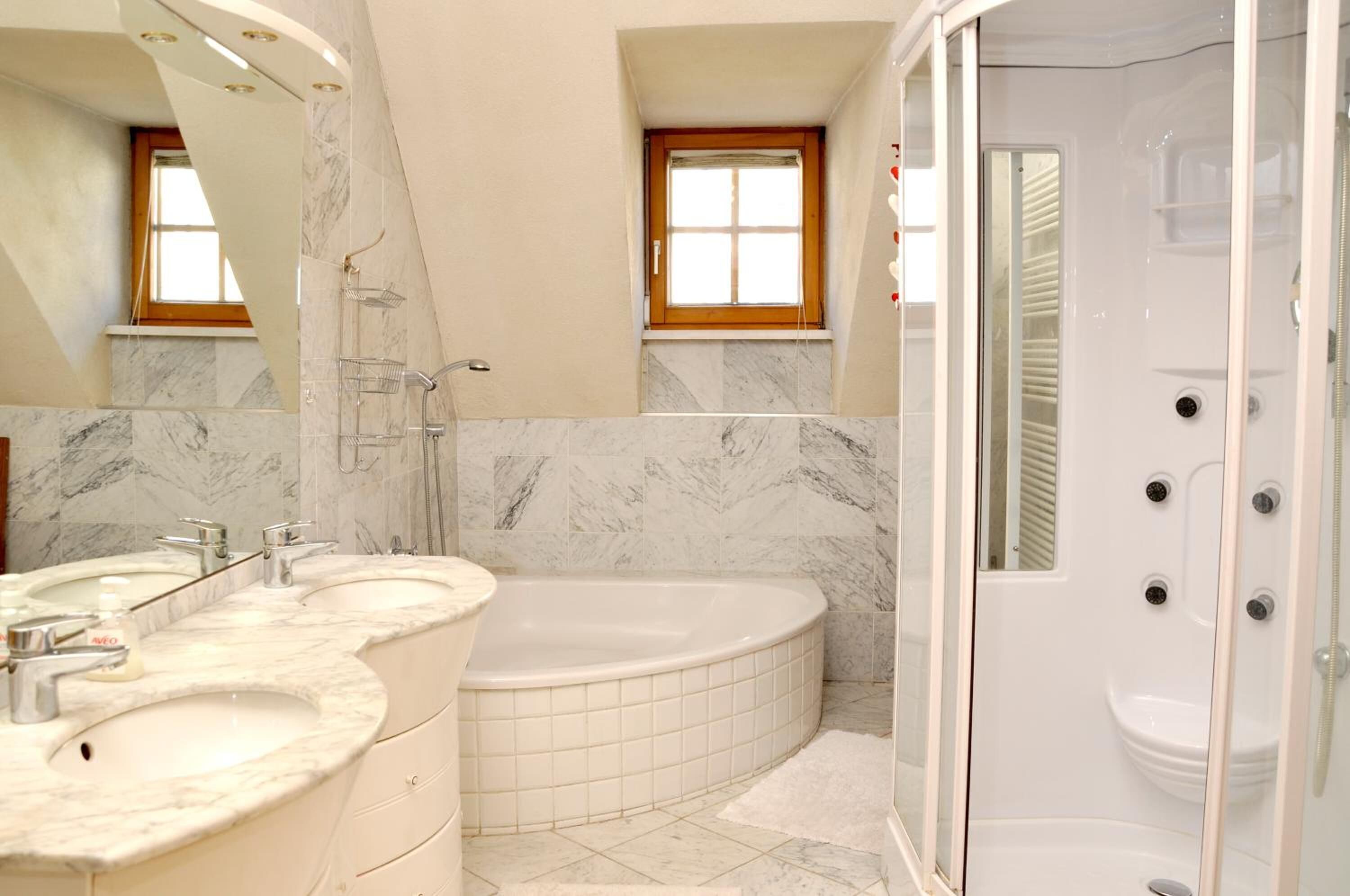 Articles de toilette gratuits, sèche-cheveux, serviettes fournies