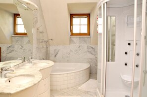 Gratis toiletartikelen, een haardroger, handdoeken