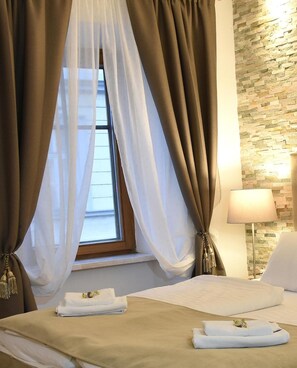 Premium bedding, desk, laptop workspace, blackout drapes - Hotel Torwirt (Wolfsberg)