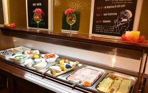 Se ofrece un desayuno bufé todos los días (por un coste adicional)