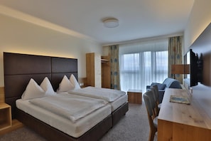 Desk, soundproofing, free cots/infant beds, rollaway beds