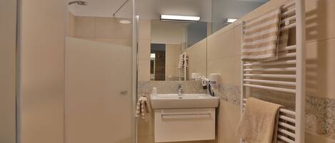 Comfort-Doppel- oder -Zweibettzimmer, Stadtblick | Badezimmer